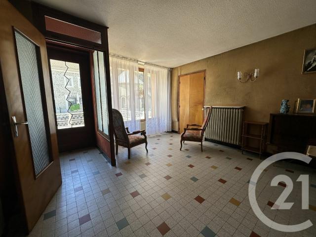 Maison vente à Grenoble, Corps