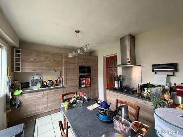 Maison vente à Lille, Croix