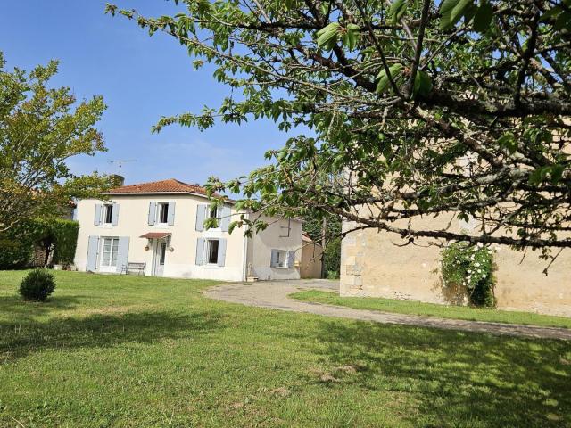 Maison vente à Cognac, Salles-de-barbezieux