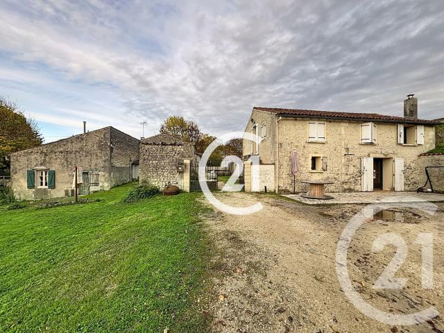 Maison vente à Cognac, Salles-d'angles