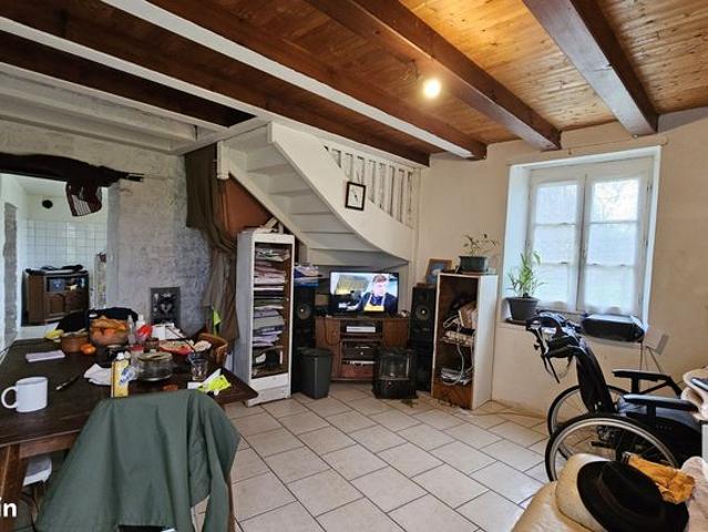 Maison vente à Confolens, Les Adjots