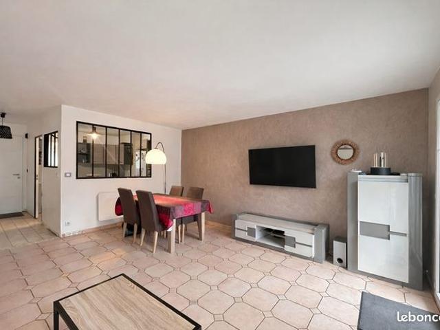 Maison vente à Versailles, Plaisir