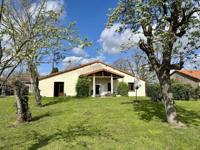 Maison vente à Confolens, Saint-claud