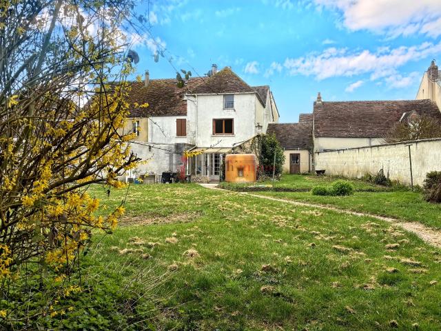 Maison vente à Alençon, Essay