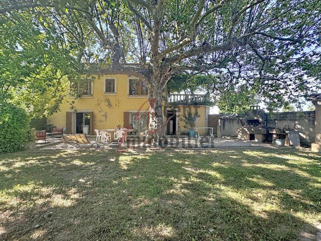 Maison vente à Arles, Cabannes