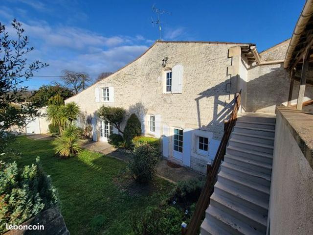 Maison vente à Cognac, Salles-d'angles