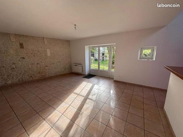 Maison vente à Cognac, Salles-d'angles