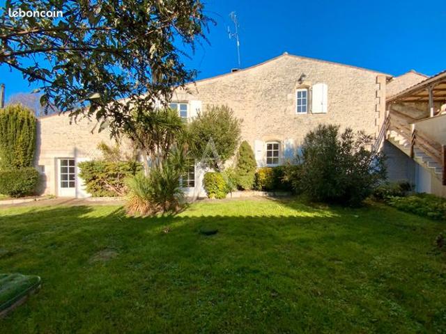 Maison vente à Cognac, Salles-d'angles