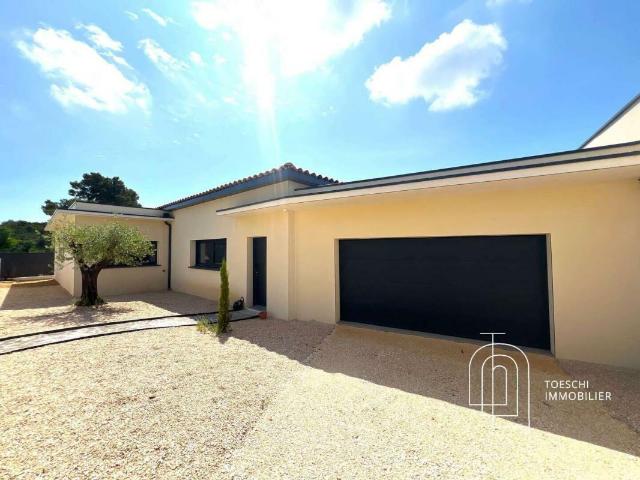 Maison vente à Nîmes, Écusson