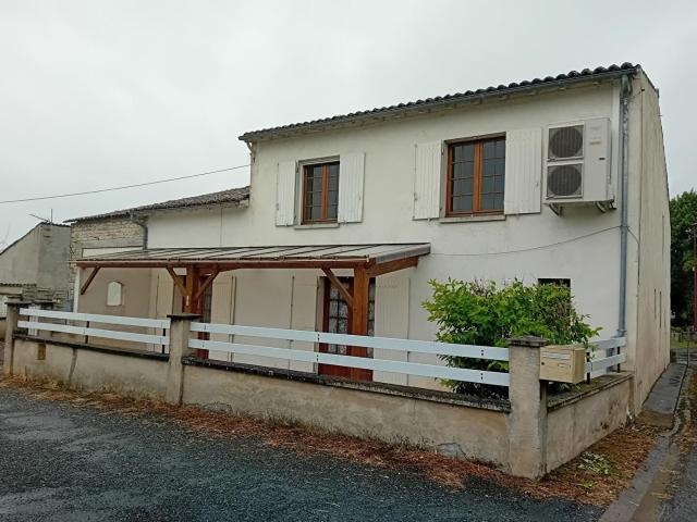 Maison location à Saint-Jean-d'Angély, Antezant-la-chapelle