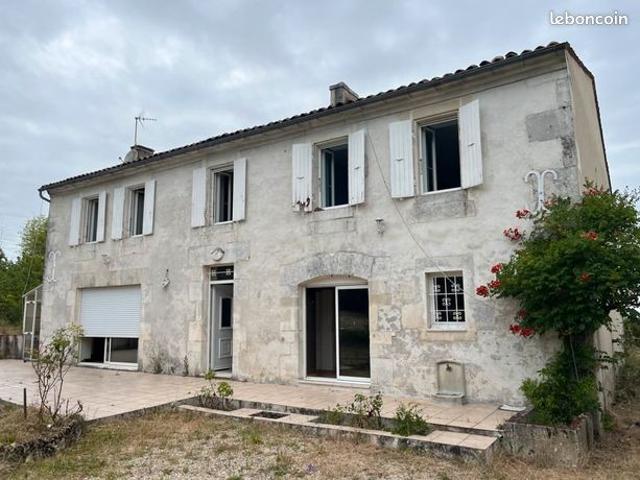 Maison vente à Cognac, Salles-d'angles