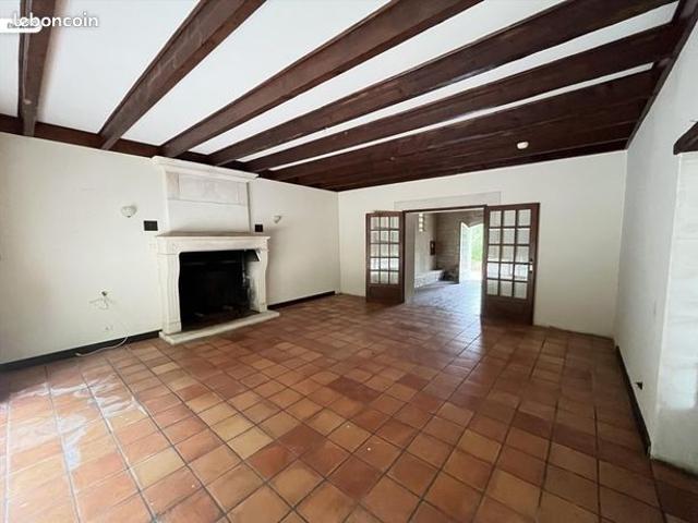 Maison vente à Cognac, Salles-d'angles
