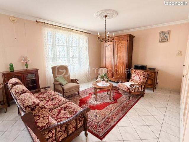 Maison vente à Laval, Saint-pierre-la-cour