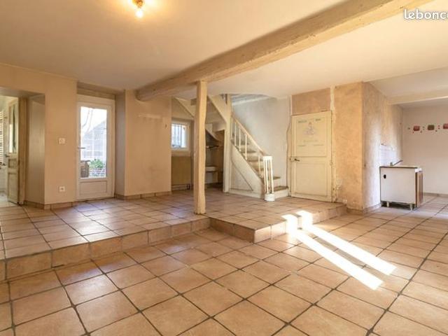 Maison vente à Vierzon, Genouilly