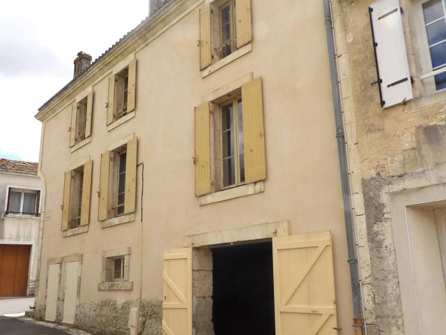 Maison vente à Saint-Jean-d'Angély, Saint-savinien