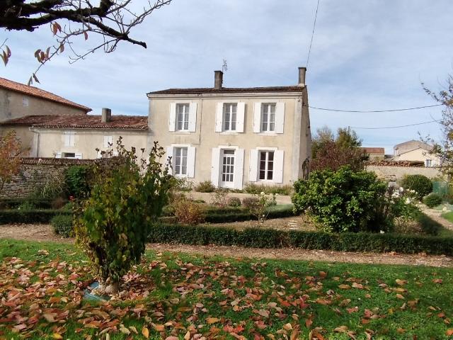 Maison vente à Saint-Jean-d'Angély, Néré