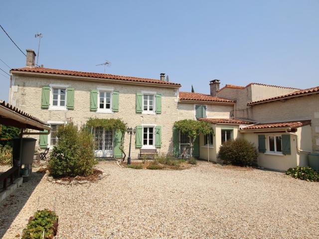Maison vente à Confolens, Oradour