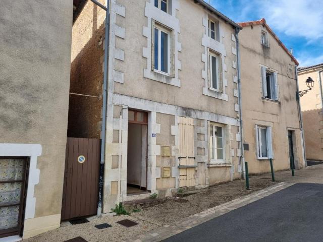 Maison vente à Lussac les Châteaux, Lussac-les-Châteaux