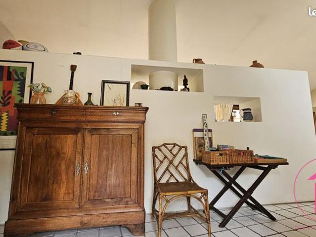 Maison vente à Pau, Buros