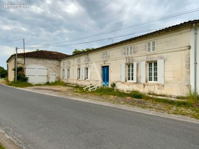 Maison vente à Cognac, Salles-d'angles