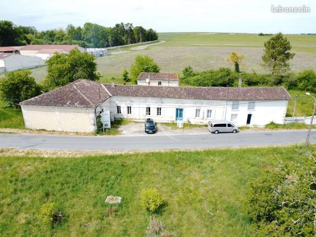 Maison vente à Cognac, Salles-d'angles