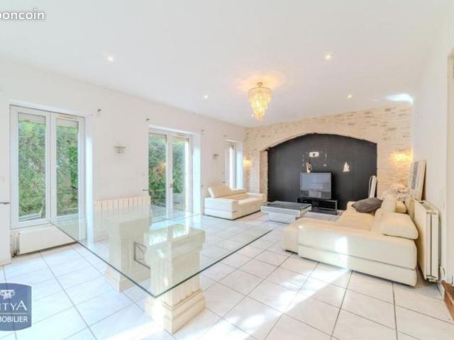 Maison vente à Agen, Cours
