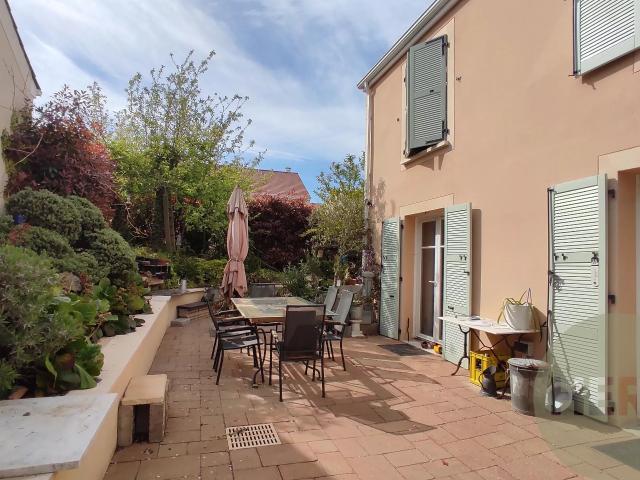 Maison vente à Versailles, Plaisir