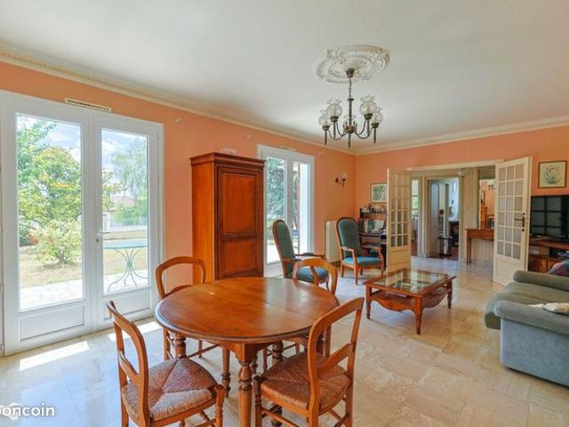 Maison vente à Cognac, Salles-d'angles