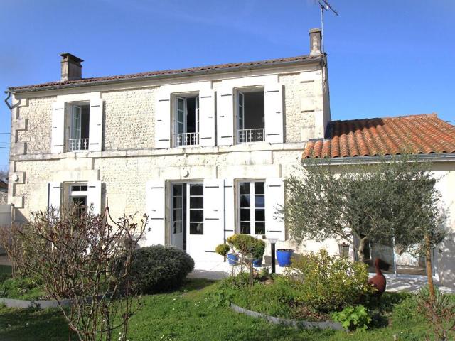 Maison vente à Cognac, Salles-d'angles