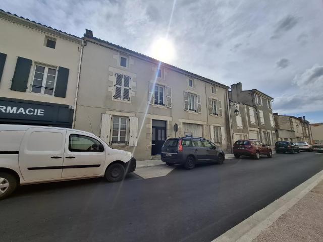 Maison vente à Aigre