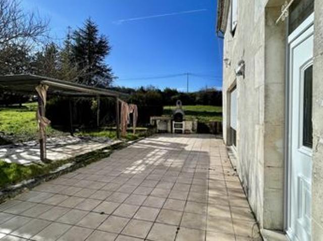 Maison vente à Cognac, Salles-d'angles
