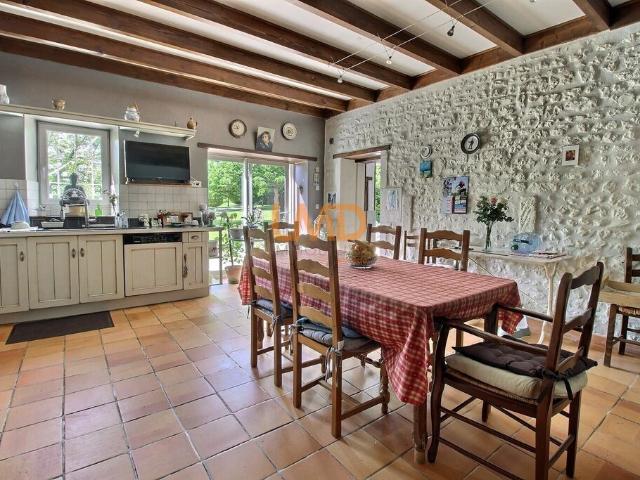 Maison vente à Cognac, Salles-d'angles