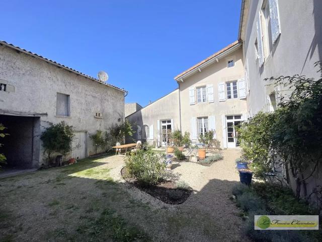 Maison vente à Aigre
