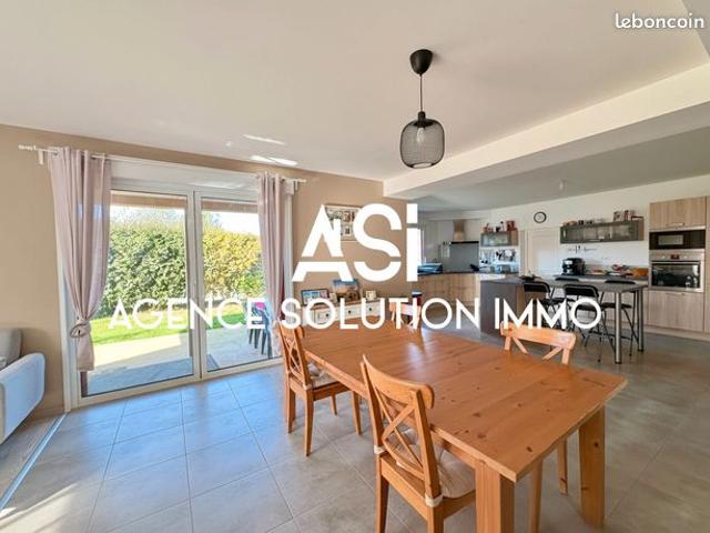 Maison vente à Laval, Saint-pierre-la-cour