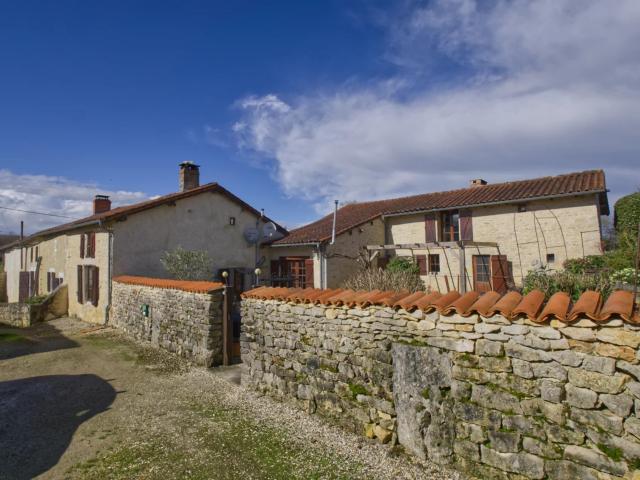 Maison vente à Confolens, Saint-gourson