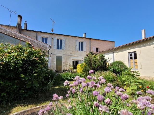 Maison vente à Saint-Jean-d'Angély, Bords