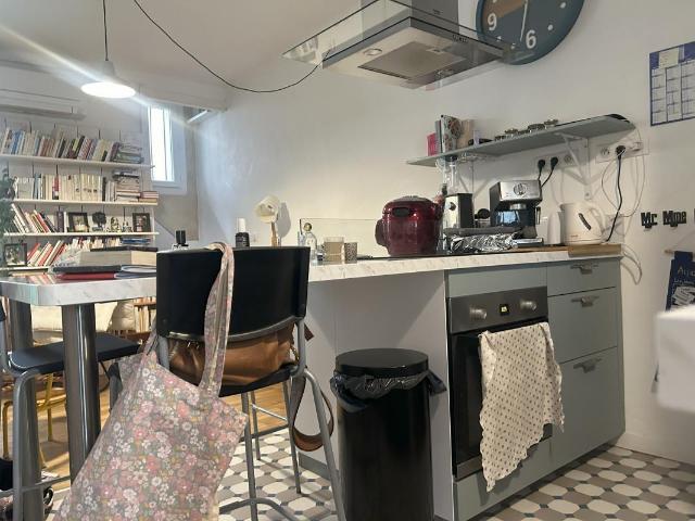 Maison vente à Nîmes, Écusson