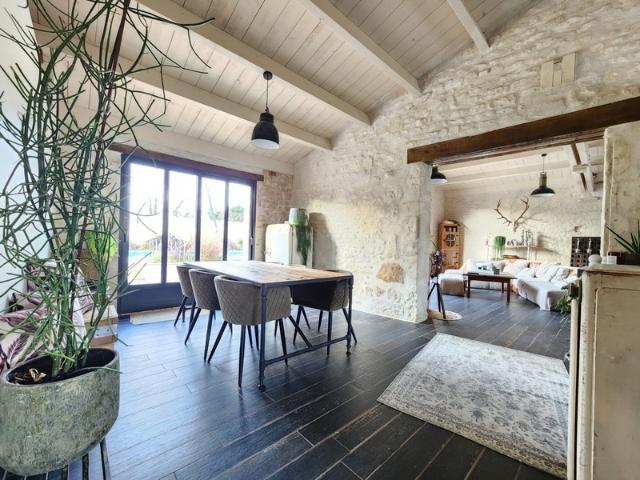 Maison vente à La Rochelle, Croix-chapeau