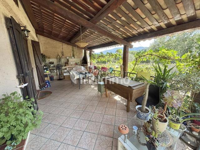 Maison vente à Sclos, Contes