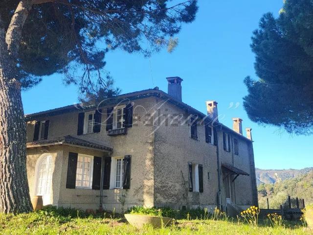 Maison vente à Sclos, Contes