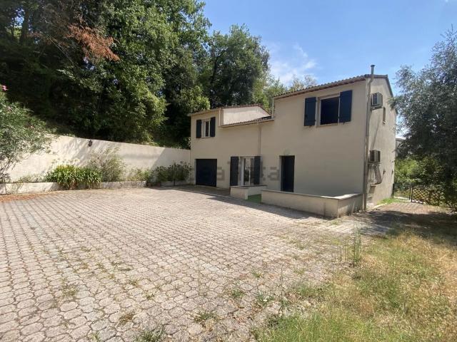 Maison vente à Sclos, Contes