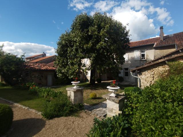 Maison vente à Confolens, Saint-claud