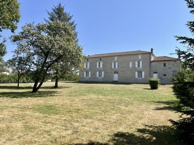 Maison vente à Confolens, Saint-groux