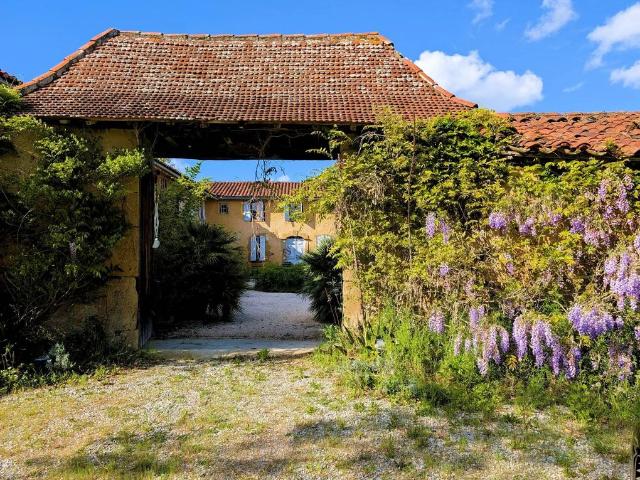 Maison vente à Mirande, Estampes