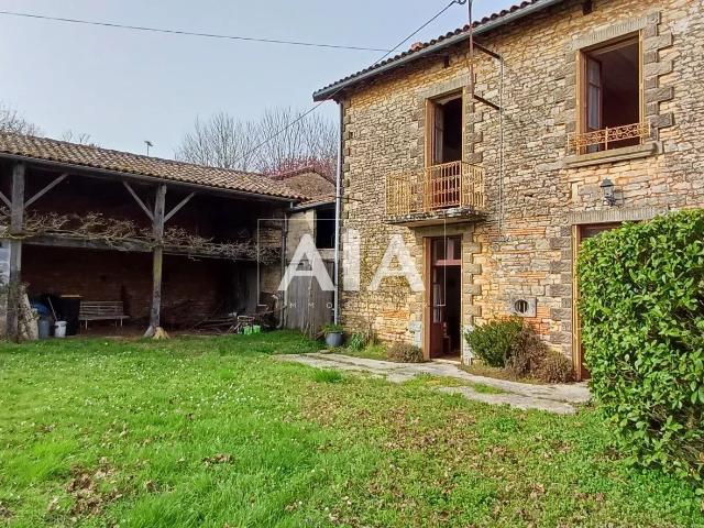 Maison vente à Confolens, Les Adjots