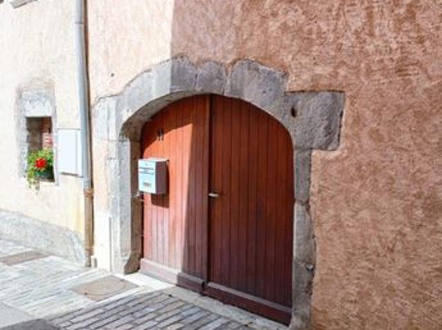 Maison vente à Grenoble, Corps