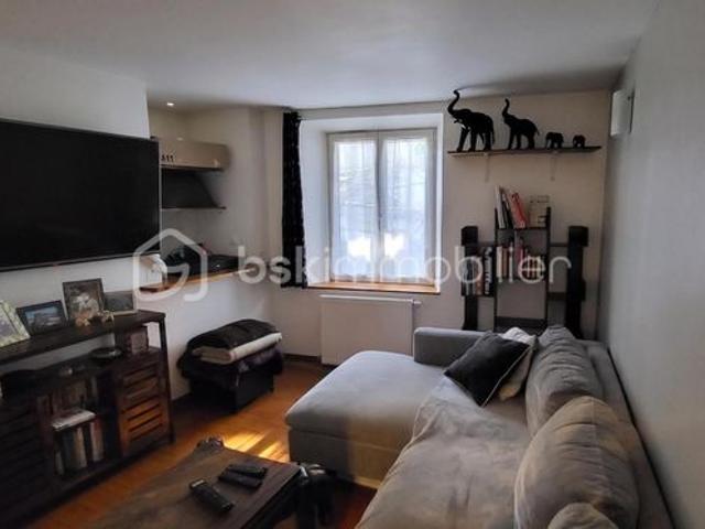 Maison vente à Grenoble, Corps