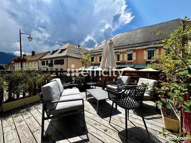 Maison vente à Grenoble, Corps