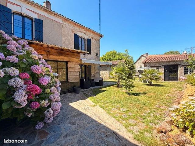 Maison vente à Nontron, Piégut-pluviers