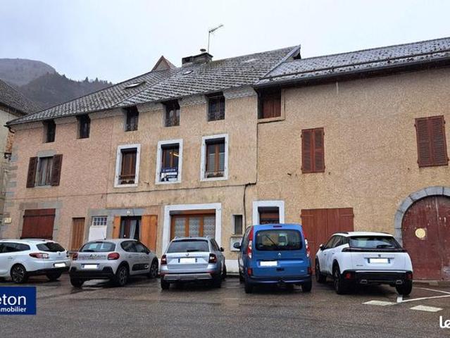 Maison vente à Grenoble, Corps